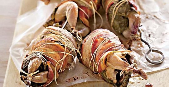 Перепела на вертеле в беконе и виноградных листьях