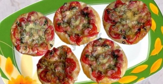 Пицца мини из слоеного теста