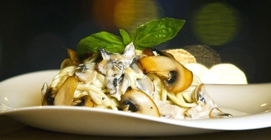 Паста в сливочном соусе с шампиньонами