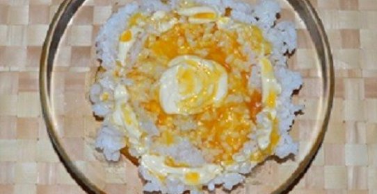 Рис с соусом из облепихового сиропа и майонеза
