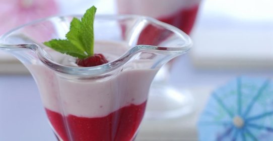 Коктейль из ряженки с малиной