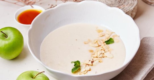 Каша манная с томлеными яблоками