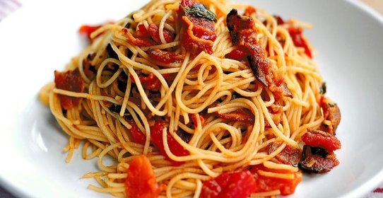 Капеллини с помидорами и беконом
