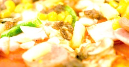 Пицца с ананасами, колбасой, сладкой кукурузой и томатами