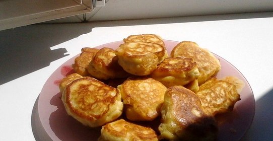 Оладьи на кефире с фруктами