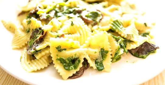 Паста фарфалле с грибами и шпинатом в сливочном соусе