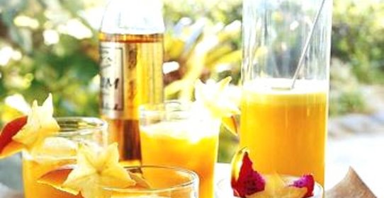 Коктейль с ананасом, манго и ромом