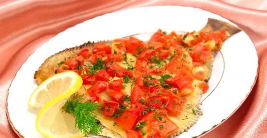 Камбала, запеченная с помидорами