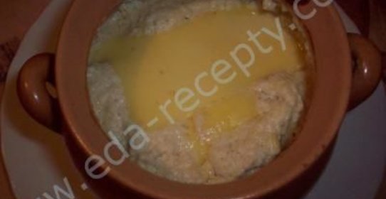 Курица в орехово-ананасовом сливочным соусе в горшочках в духовке