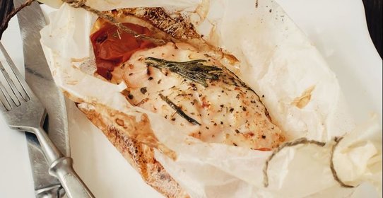 Куриные рулетики с беконом и моцареллой в пергаменте