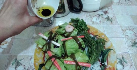 Голубцы с креветками в листьях салата и морской капусте