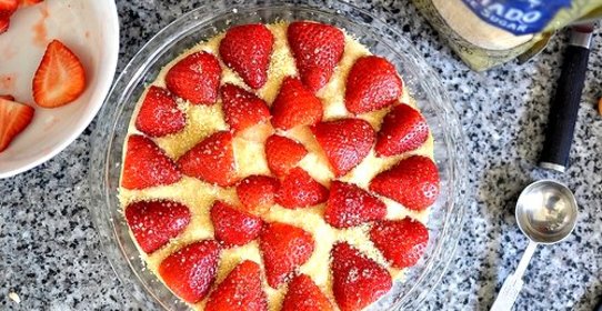 Шарлотка с клубникой