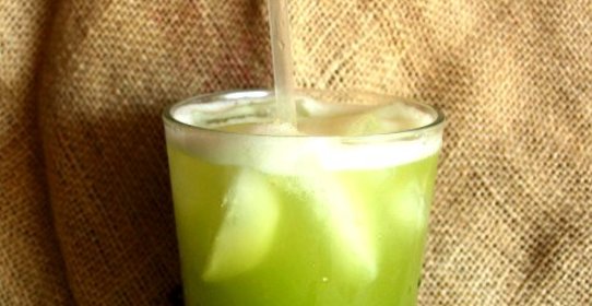 Свежевыжатый сок из яблока, сельдерея и мяты