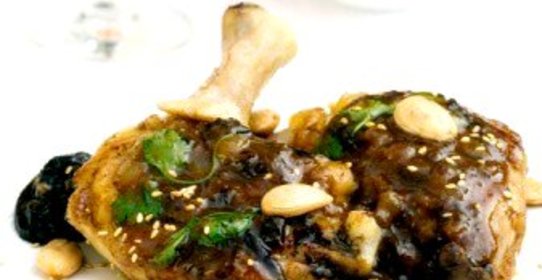 Цыпленок с томатами, черносливом, корицей и вином