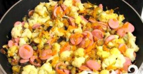 Цветная капуста с баклажанами и сосисками