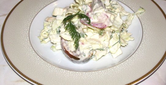 Салат с китайской капустой, редисом и сметаной