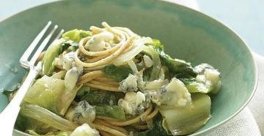 Спагетти с сыром и салатом