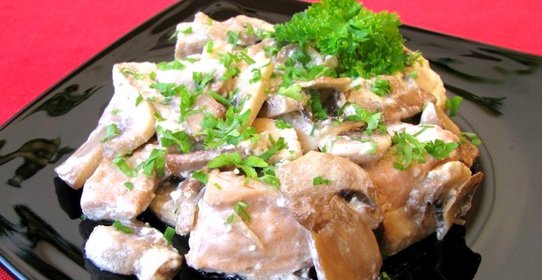 Горбуша, жаренная с грибами