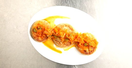 Медальоны из щуки с маринадом из корнишонов