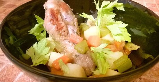 Курица с овощами, тушеная в медовом соусе