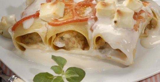 Каннеллони со свининой в соусе бешамель