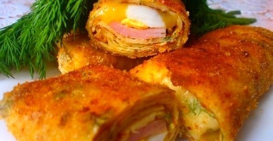 Блинчики с ветчиной, яйцами и сыром в панировке