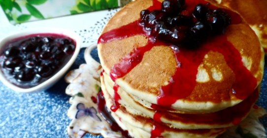 Оладушки с лимонной цедрой,коньяком и чёрносмородиновым джемом.