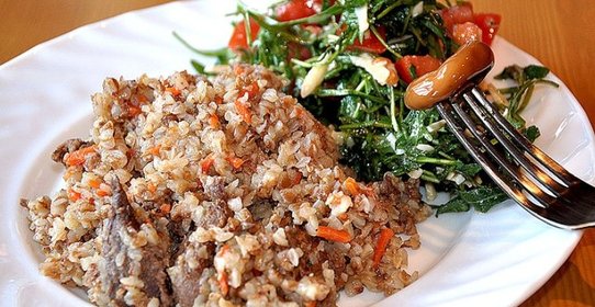 Гречка с тушенкой и грибами