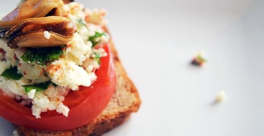 Брускетта с копченными мидиями