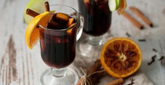 Глинтвейн с порто, лимонной цедрой и мускатным орехом