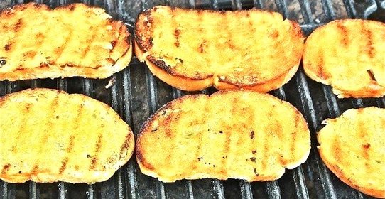 Домашний чесночный хлеб на гриле