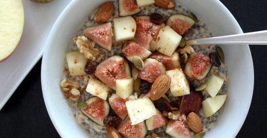 Мюсли с фисташками, яблоком и инжиром