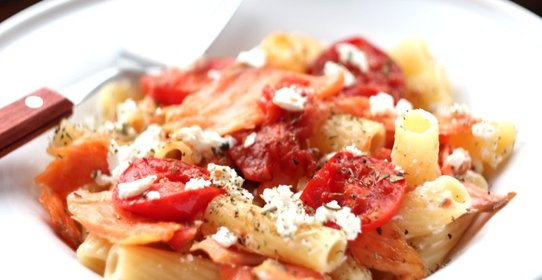 Ригатони с обжаренным лососем, помидорами черри и сыром фета