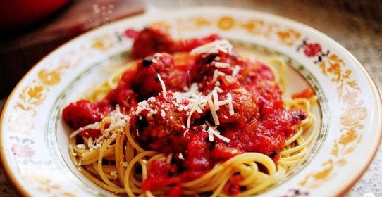 Спагетти с фрикадельками и соусом