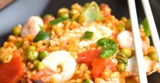 Жареные курица и креветки со сладкой кукурузой, грибами и рисом