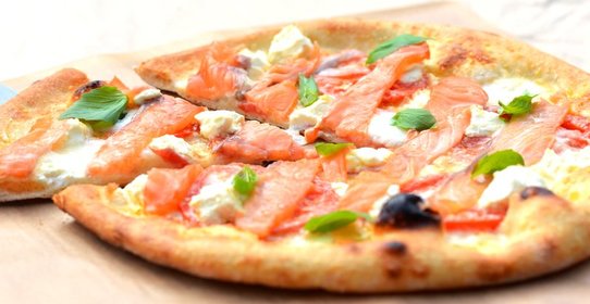 Пицца с филадельфией и маринованным лососем