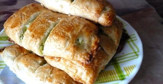 Слоеные пирожки с брокколи