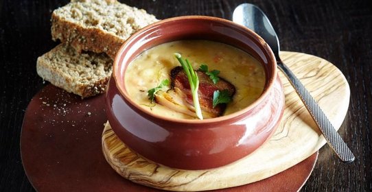 Гороховый суп с копченой свиной щекой