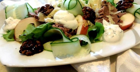 Салат с телятиной, яблоком, грецкими орехами и огурцами