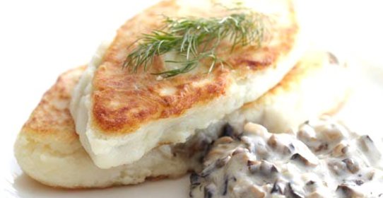 Картофельные котлеты с молочно-грибным соусом