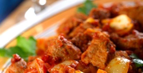 Тушеная телятина с яблоками, корицей и красным вином