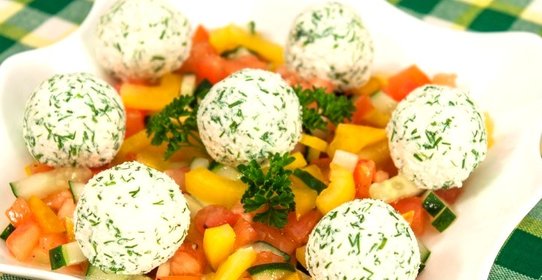Овощной салат с шариками из феты и маслин