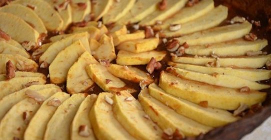 Яблочный пирог с вареной сгущенкой