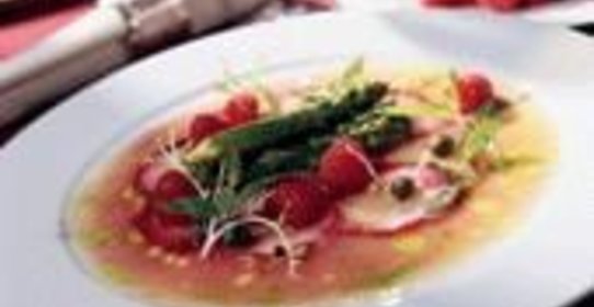 Карпаччо из морского черта с малиной и зеленой спаржей