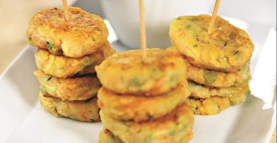 Овощные котлеты с соусом из зеленого горошка