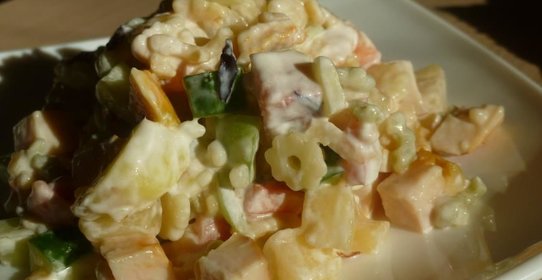 Макаронный салат с копченой курицей и ананасом