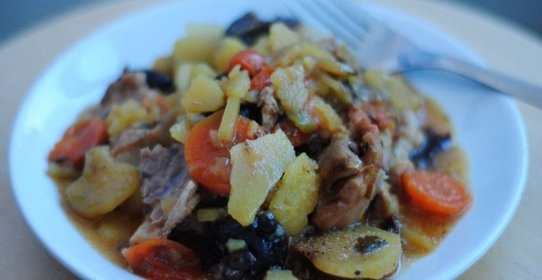 Жаркое в горшочке из курицы с черносливом