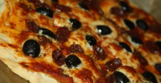 Быстропицца с охотничьими колбасками и сулугуни