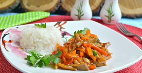 Свиной язык с овощами в томатно-соевом соусе по-китайски