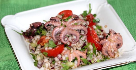 Салат из перловки с помидорами